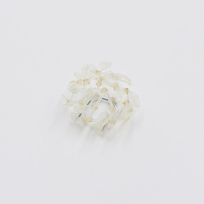 Small Flower Brooch_White by Floor Mommersteeg